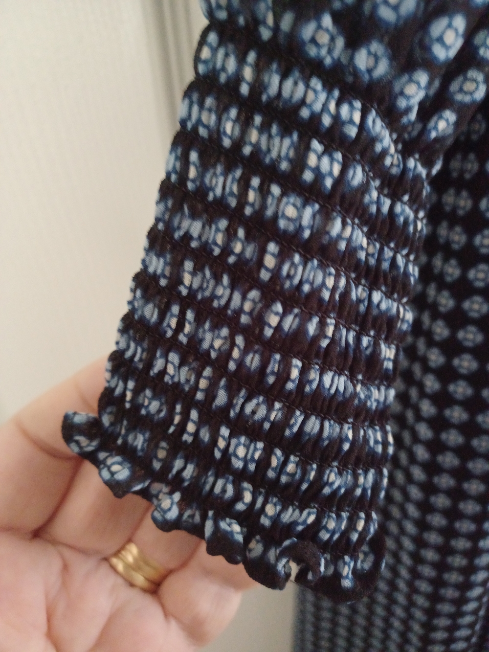 Who Whar Wear Womens Size XL Blue Patterned Long Sleeve V-Neck Smocked Dress - Picture 2 of 7